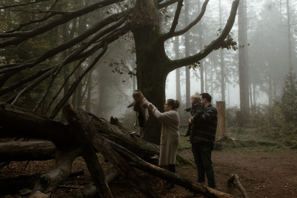 fotoshoot met het gezin buiten in het bos