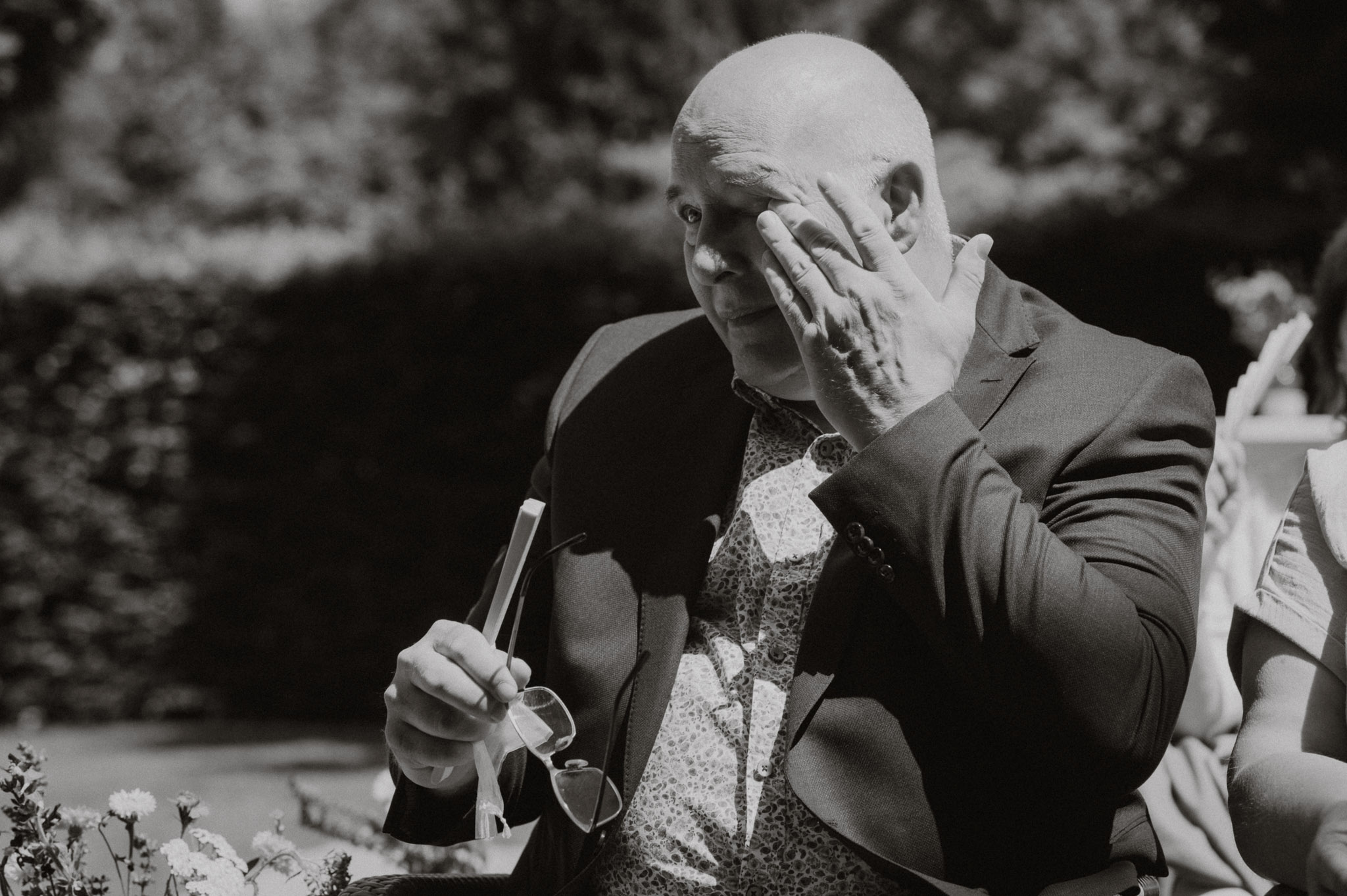 documentair fotograaf die een traan van de vader van de bruid fotografeert